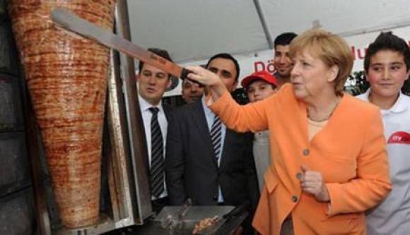 Almaniyanın kansleri Anqela Merkel dönərçilik edib!? - 1