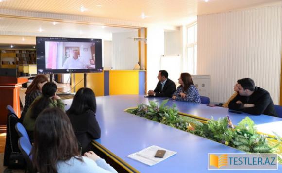 Anadolu Universitetinin professorunun tələbə-jurnalistlərə ustad dərsi Anadolu Universitetinin professorunun tələbə-jurnalistlərə ustad dərsi